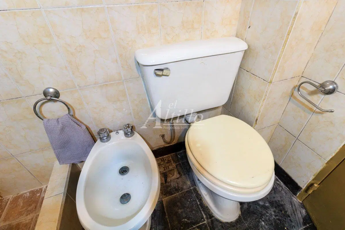 Venta depto amplio 2 amb sobre Av. Alberdi 5