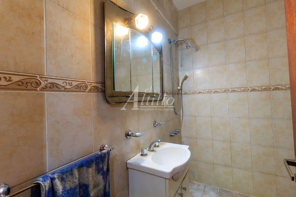 Venta depto amplio 2 amb sobre Av. Alberdi 8