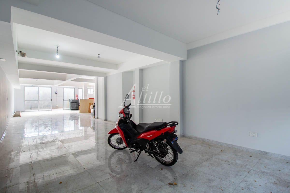 Foto de Local Amplio en Alquiler con Patio en Liniers - Ulrico Schmidl y Av Emilio Castro, imagen 5