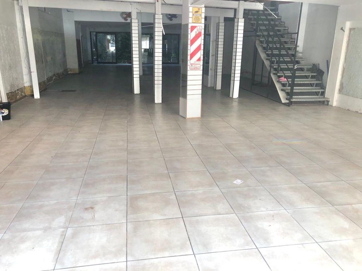 Local comercial 400m2 con entrepiso y patio. MUY BAJA EXPENSAS!