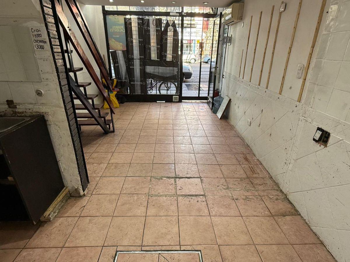 Foto de Único local 26m2 sobre Av. San Mártín casi esquina Espinosa en Villa, imagen 2