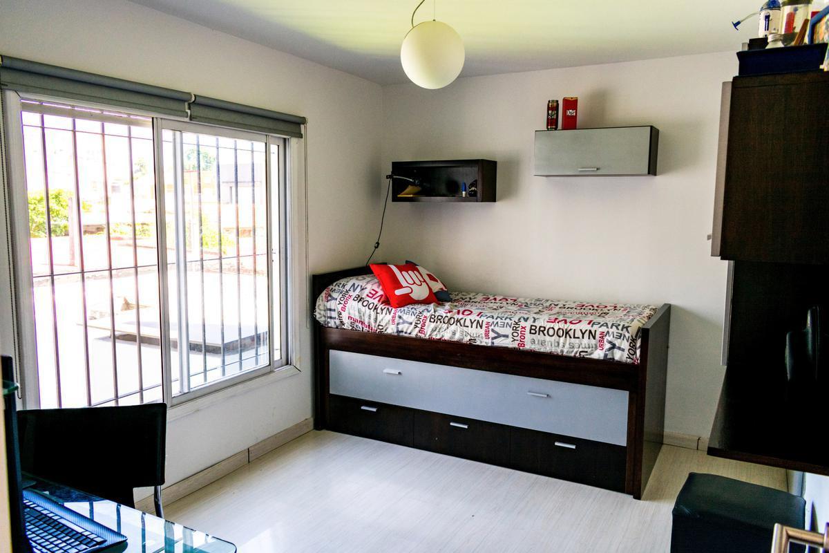 Venta Casa con Jardín, Pileta y Garage en Quilmes 3