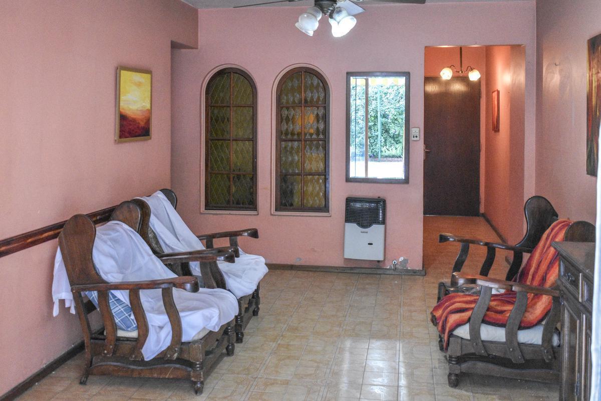Foto de Departamento de 4 ambientes en venta con jardín y patio en Flores, imagen 1