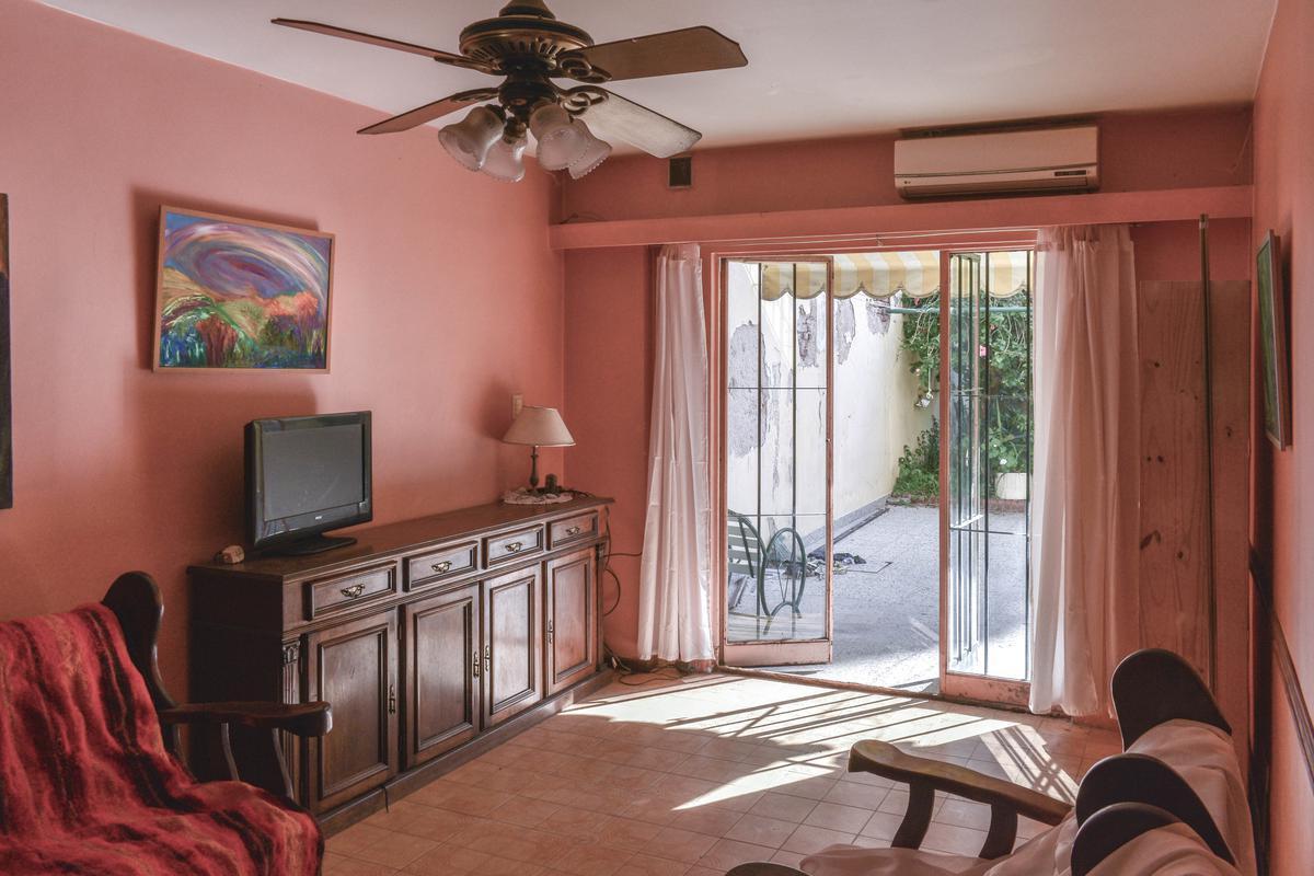Foto de Departamento de 4 ambientes en venta con jardín y patio en Flores, imagen 3