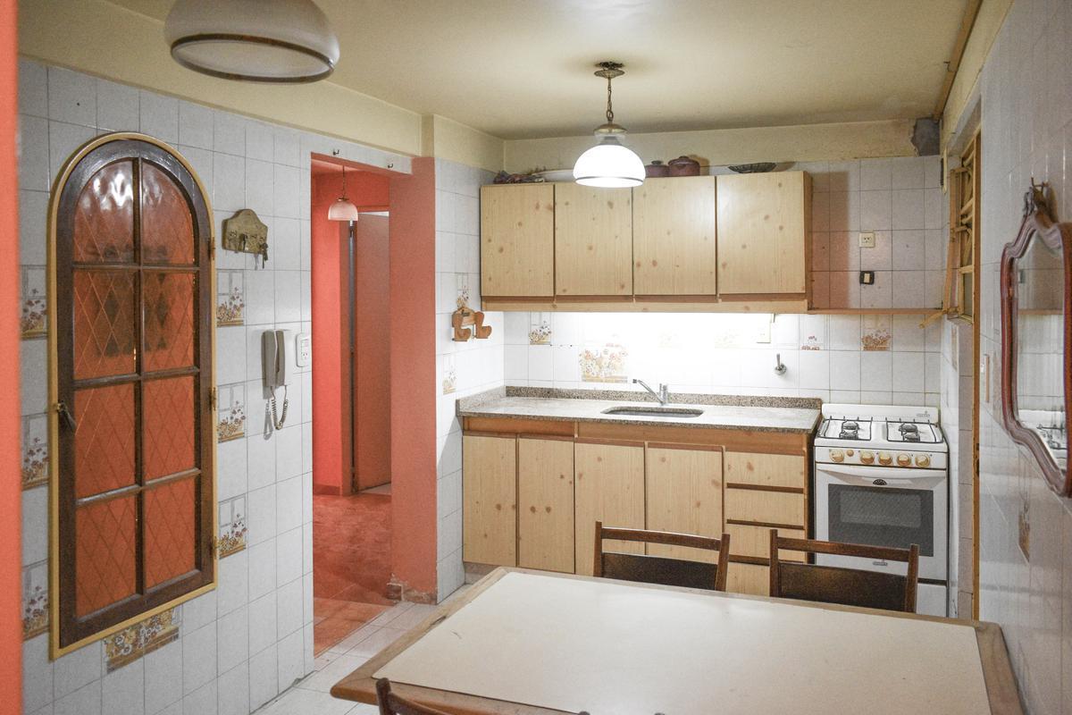 Foto de Departamento de 4 ambientes en venta con jardín y patio en Flores, imagen 5