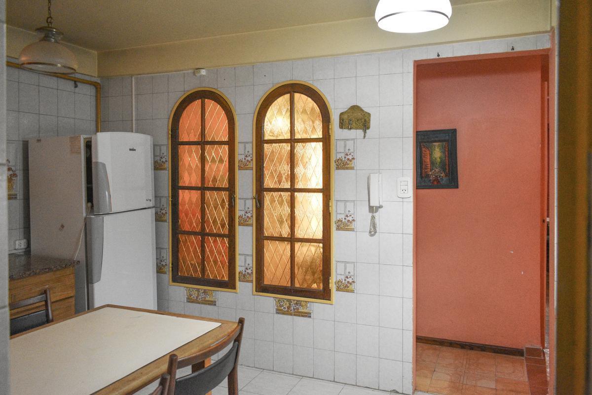 Foto de Departamento de 4 ambientes en venta con jardín y patio en Flores, imagen 2