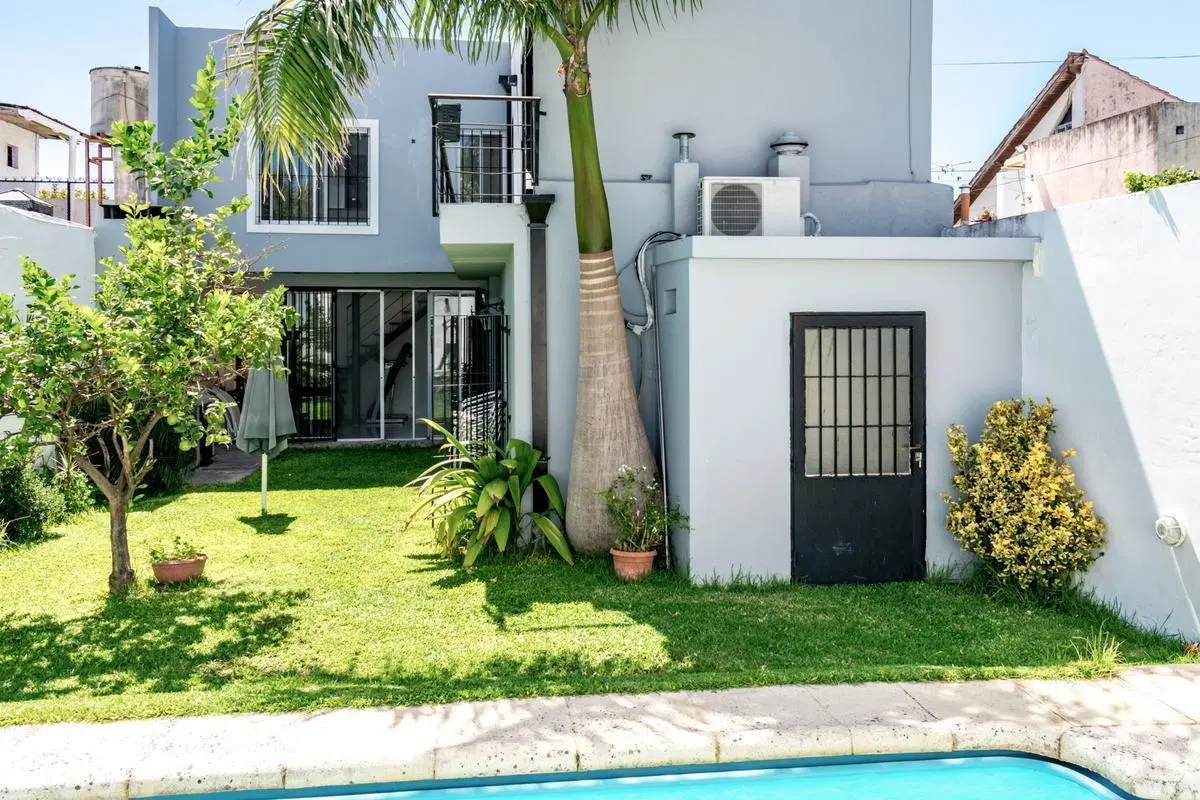 VENTA Casa con jardín, pileta y garage en Quilmes 8