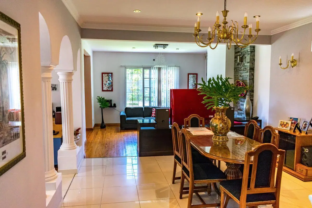 VENTA Casa con jardín, pileta y garage en Quilmes 5
