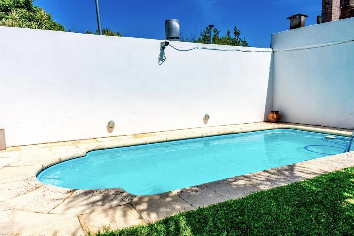 VENTA Casa con jardín, pileta y garage en Quilmes 4