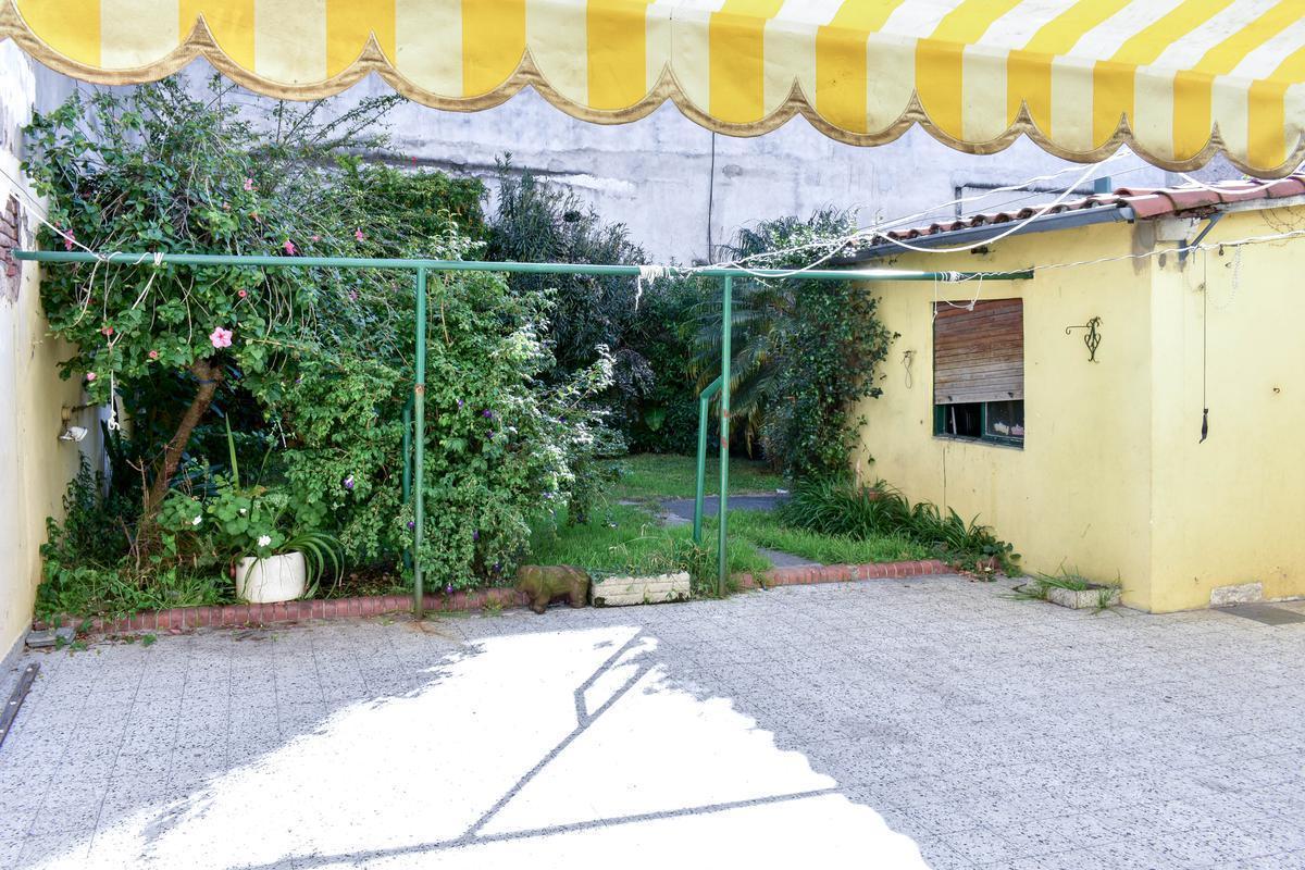 Foto de Departamento de 4 ambientes en venta con jardín y patio en Flores, imagen 2