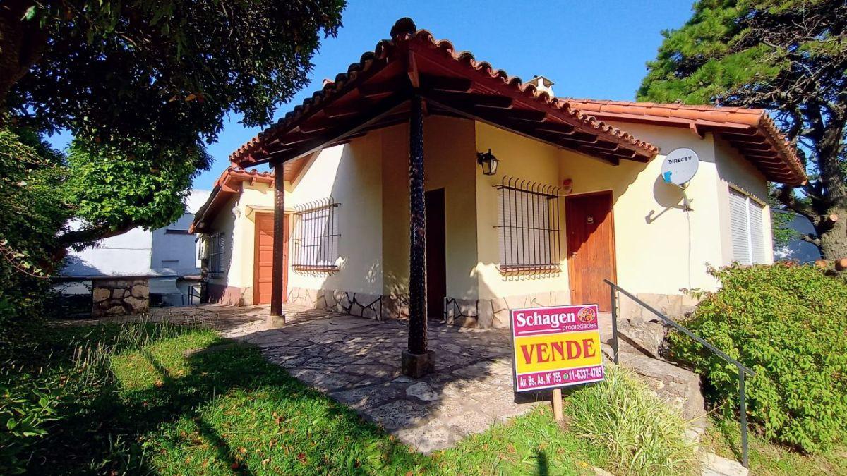 A PIE DE LA PLAYA EN VILLA GESELL: DOS CASAS emplazadas en lote propio. Muy buena construccíon.