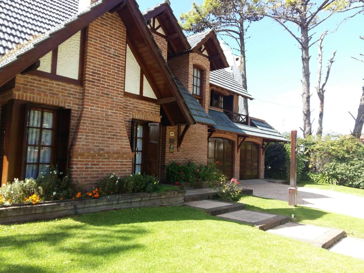 VERANO 2026 - Hermosa casa en dos plantas para 6 personas a 300 metros de la playa. GESELL SUR.
