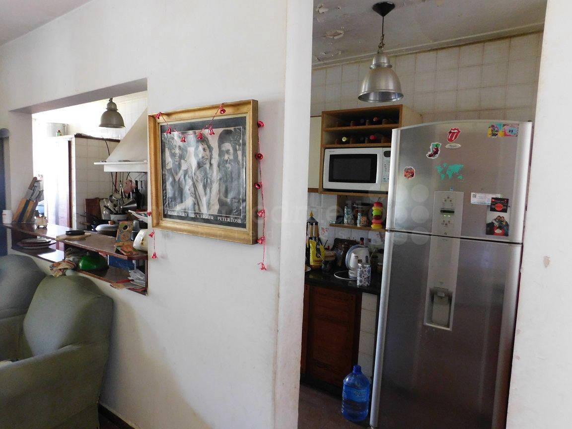 CASA EN VENTA EN EL CENTRO DE CHASCOMUS CON GRAN PARQUE Y PILETA