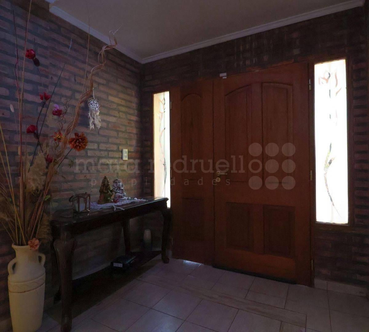 Foto de CASA IMPRESIONANTE EN EL CENTRO DE CIPOLLETTI, imagen 5