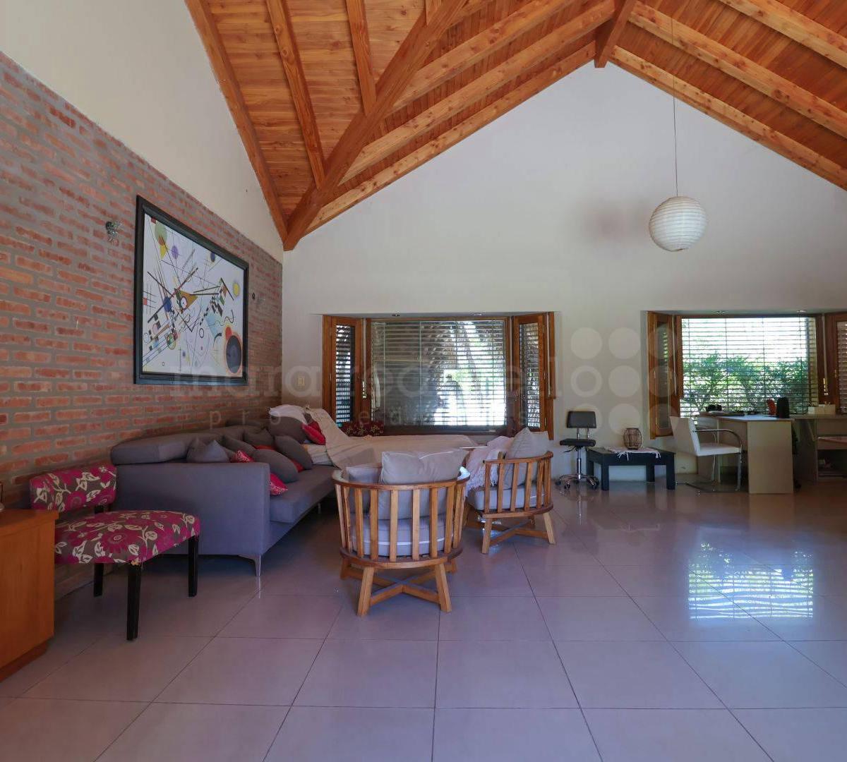 Foto de CASA IMPRESIONANTE EN EL CENTRO DE CIPOLLETTI, imagen 2