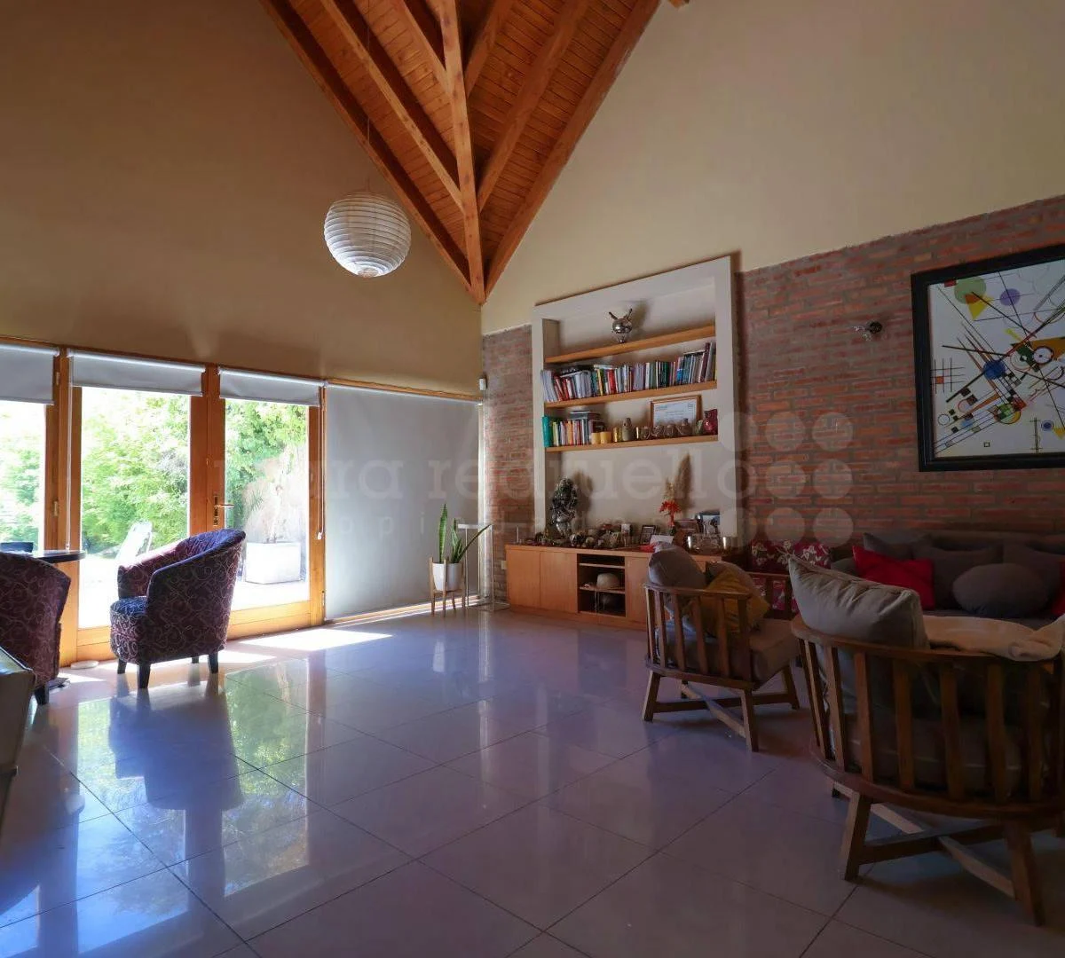 Foto de CASA IMPRESIONANTE EN EL CENTRO DE CIPOLLETTI, imagen 3