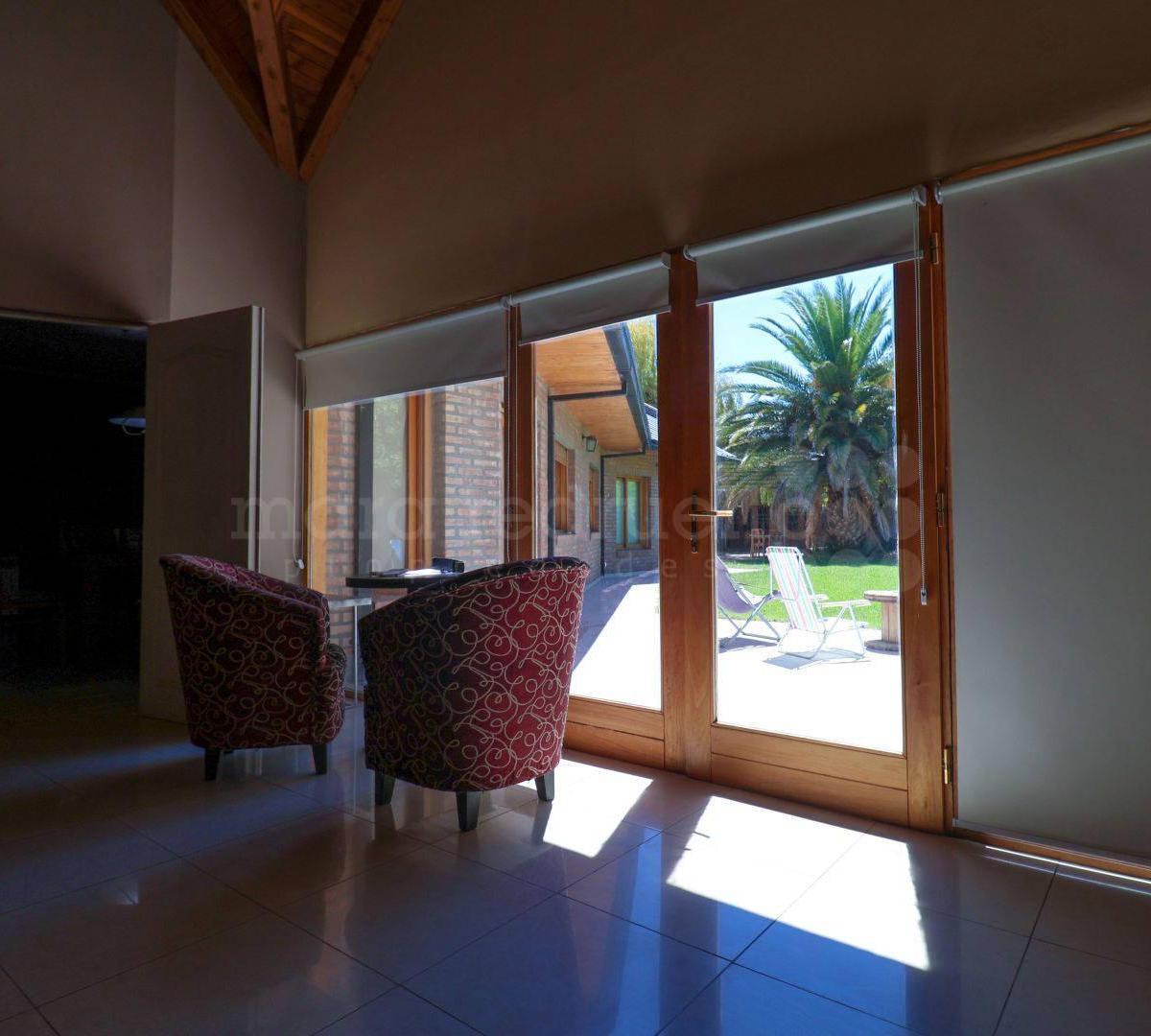 Foto de CASA IMPRESIONANTE EN EL CENTRO DE CIPOLLETTI, imagen 4
