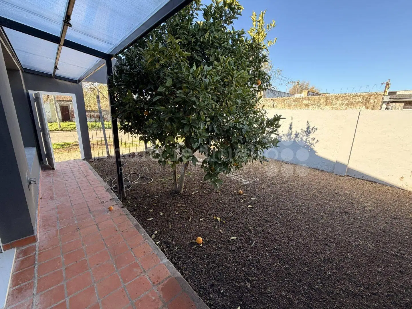 EN VENTA CASA EN ESQUINA 2 DORMITORIOS PLANTA BAJA CERCA DEL CENTRO 3
