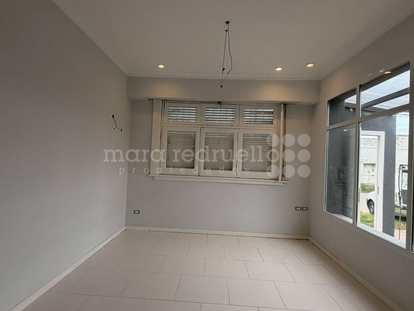 Foto de EN VENTA CASA EN ESQUINA 2 DORMITORIOS PLANTA BAJA CERCA DEL CENTRO, imagen 5