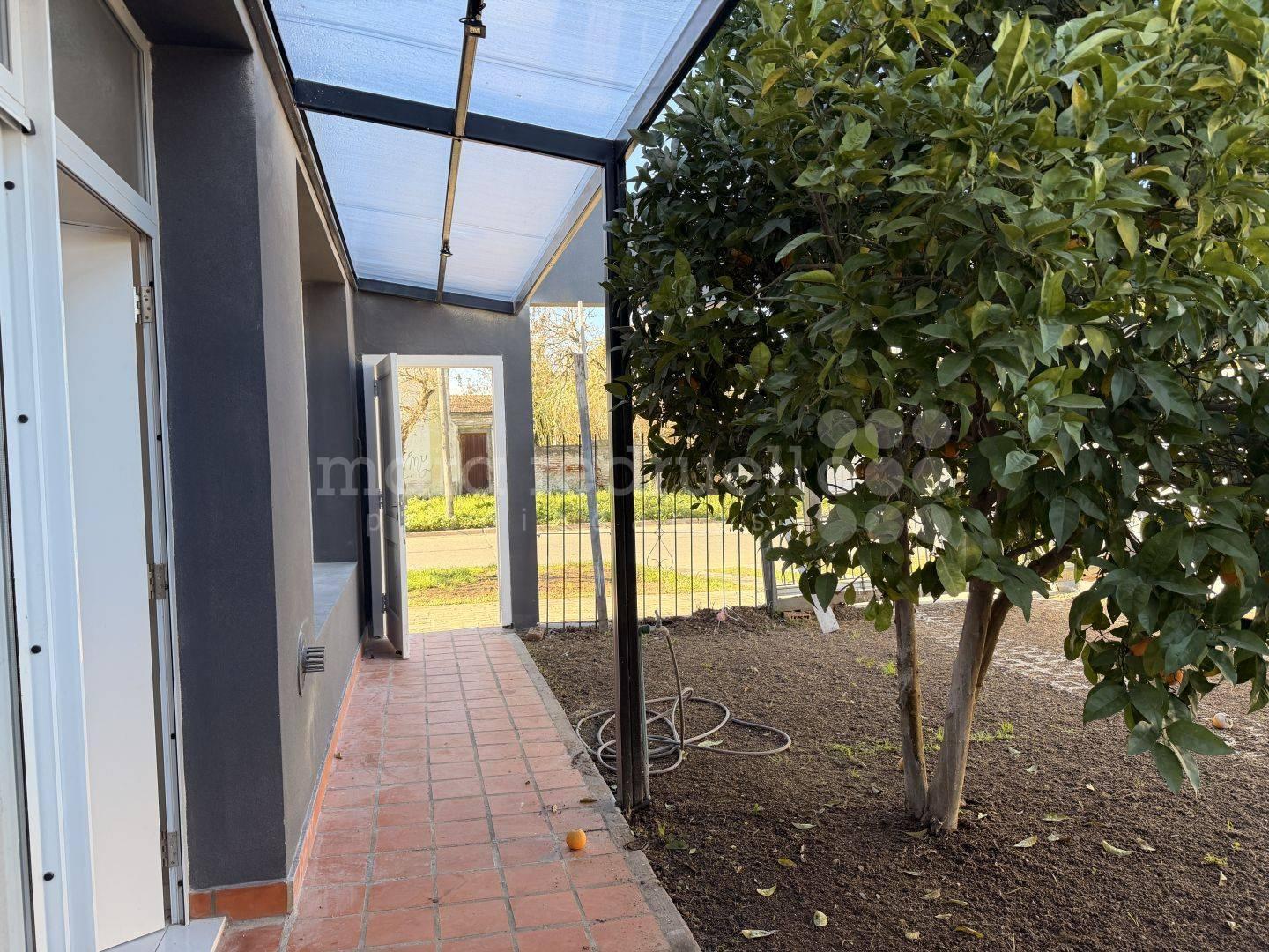 Foto de EN VENTA CASA EN ESQUINA 2 DORMITORIOS PLANTA BAJA CERCA DEL CENTRO, imagen 2
