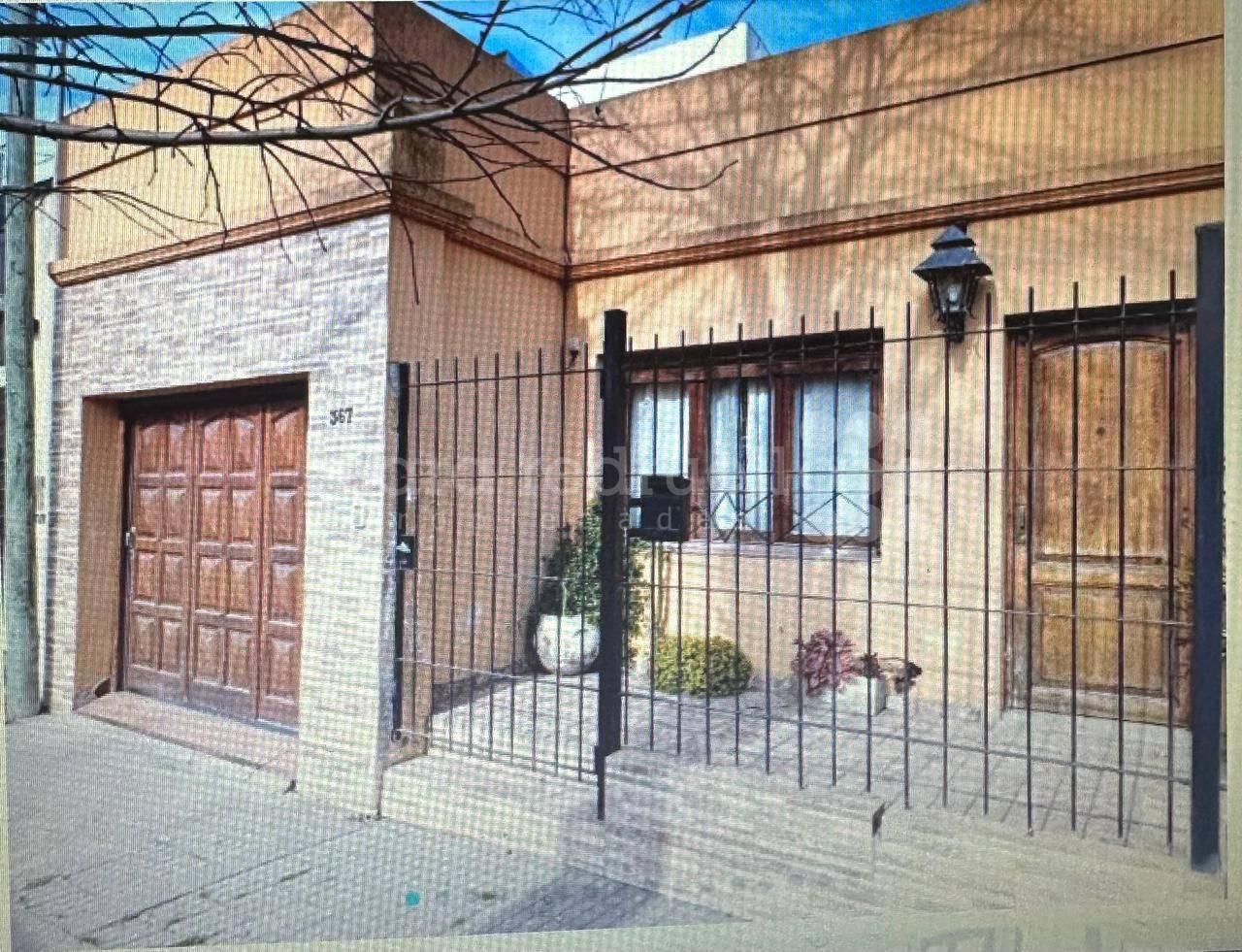 CASA EN VENTA 2 DORM BARRIO CENTRICO DE CHASCOMUS