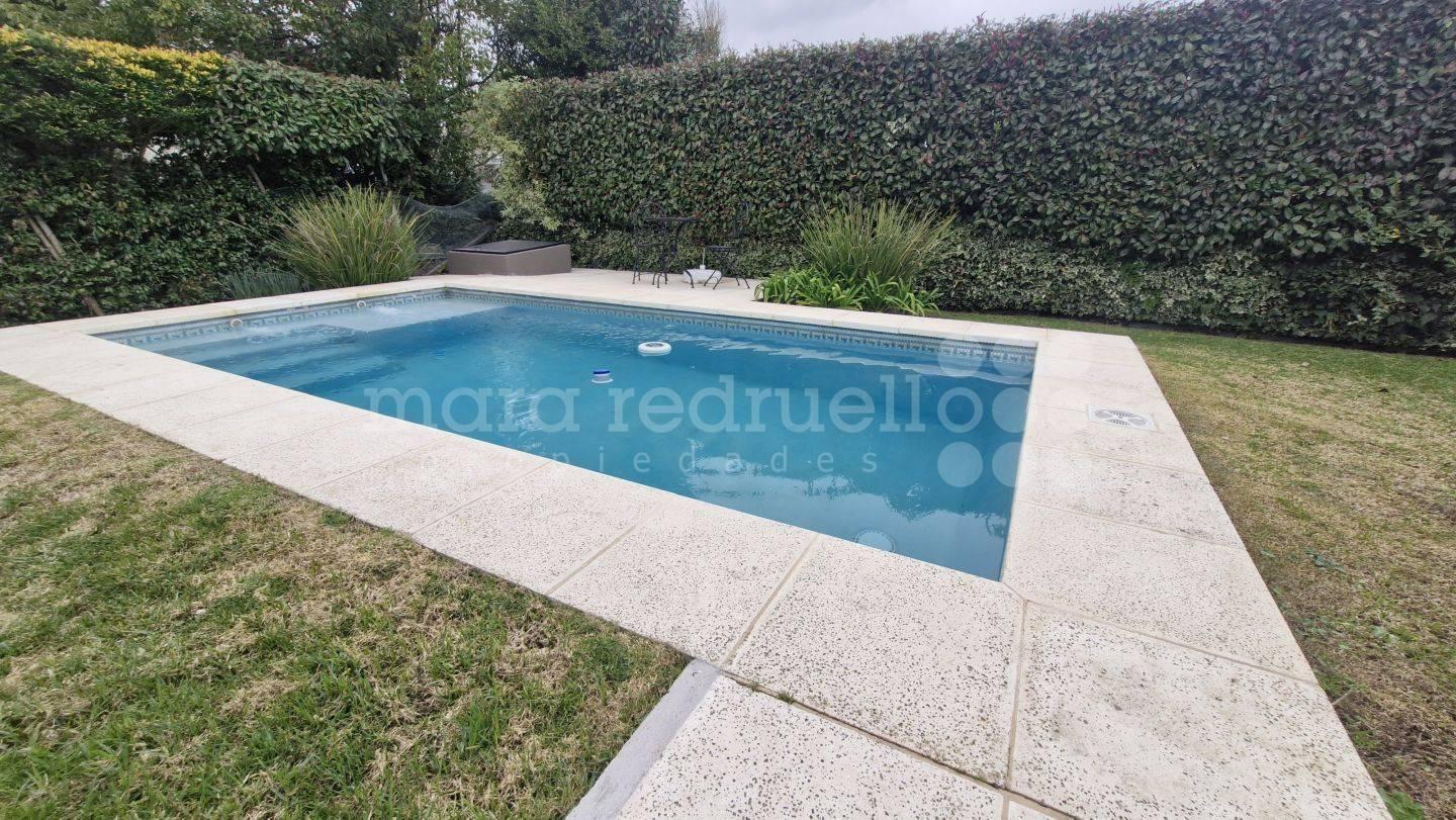 Foto de VENTA CASA COUNTRY CHASCOMUS SOBRE 1 LOTE, 3 DORM 3 BANOS, PISCINA, imagen 4