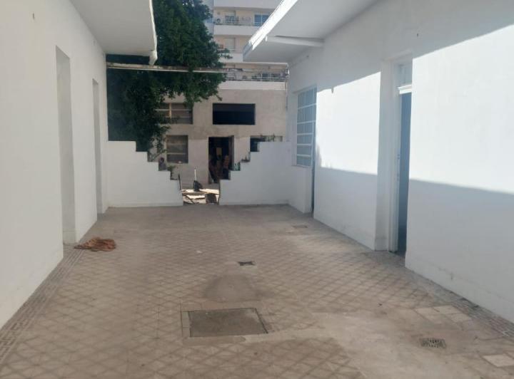 Amplia Casona para uso Comercial B° General Paz 4