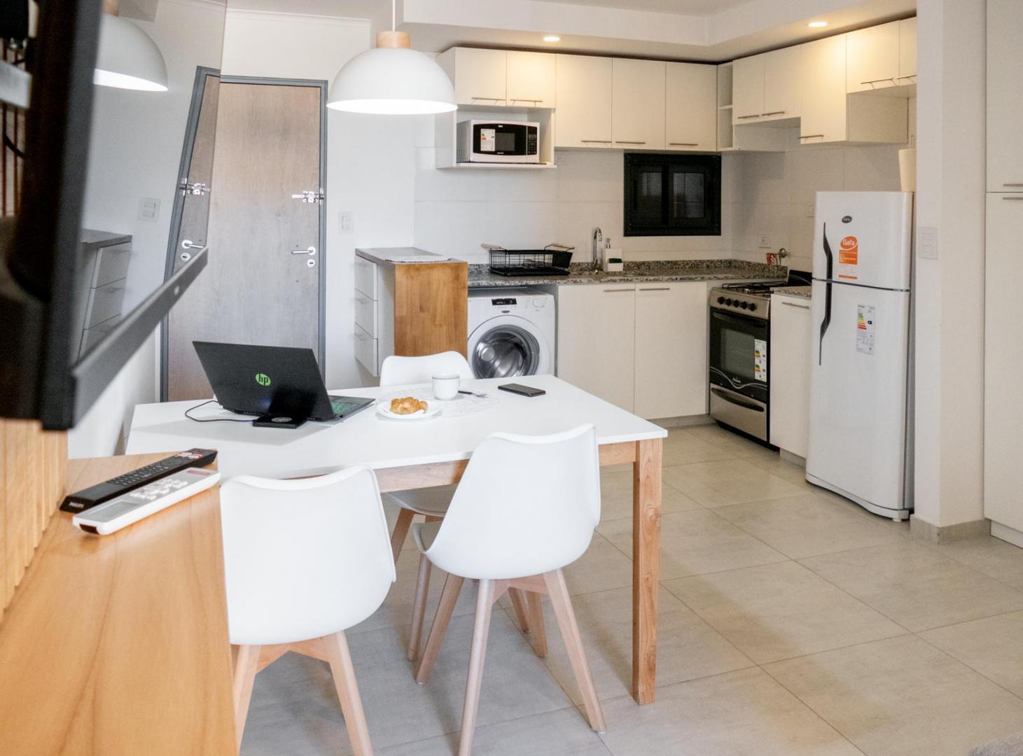 Foto de Departamento Amoblado 1 Dormitorio con Balcón y Pileta – Moderno y Luminoso – General Paz, imagen 4