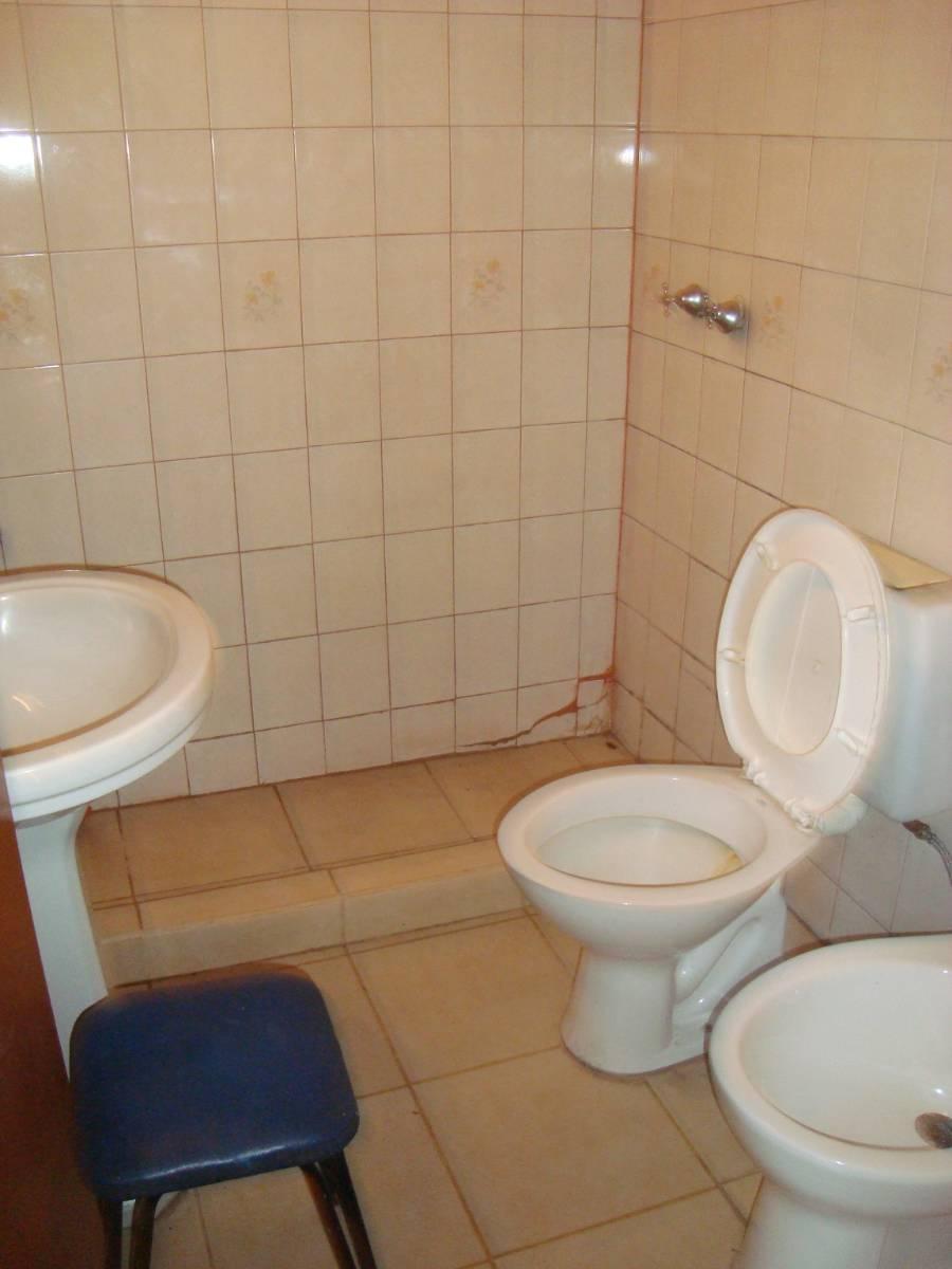 VENTA DE CASA EN BURZACO: 3 DORM CON GARAGE .CUBIERTO Y AMPLIO FONDO