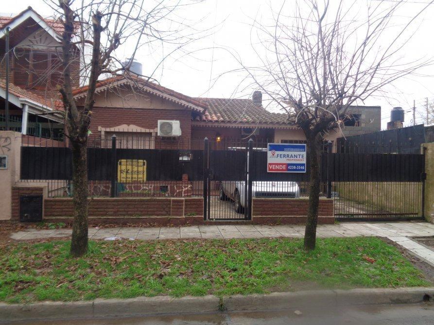 VENTA DE CASA EN BURZACO CON 3 DORMITORIOS.GARAGE, GALERIA Y FONDO.