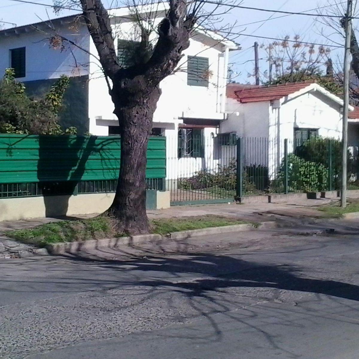 VENTA DE CASA EN BURZACO CENTRICO C/LOTE ANEXO. 5 DORM. GARAJE.EXCEL.UBICACION