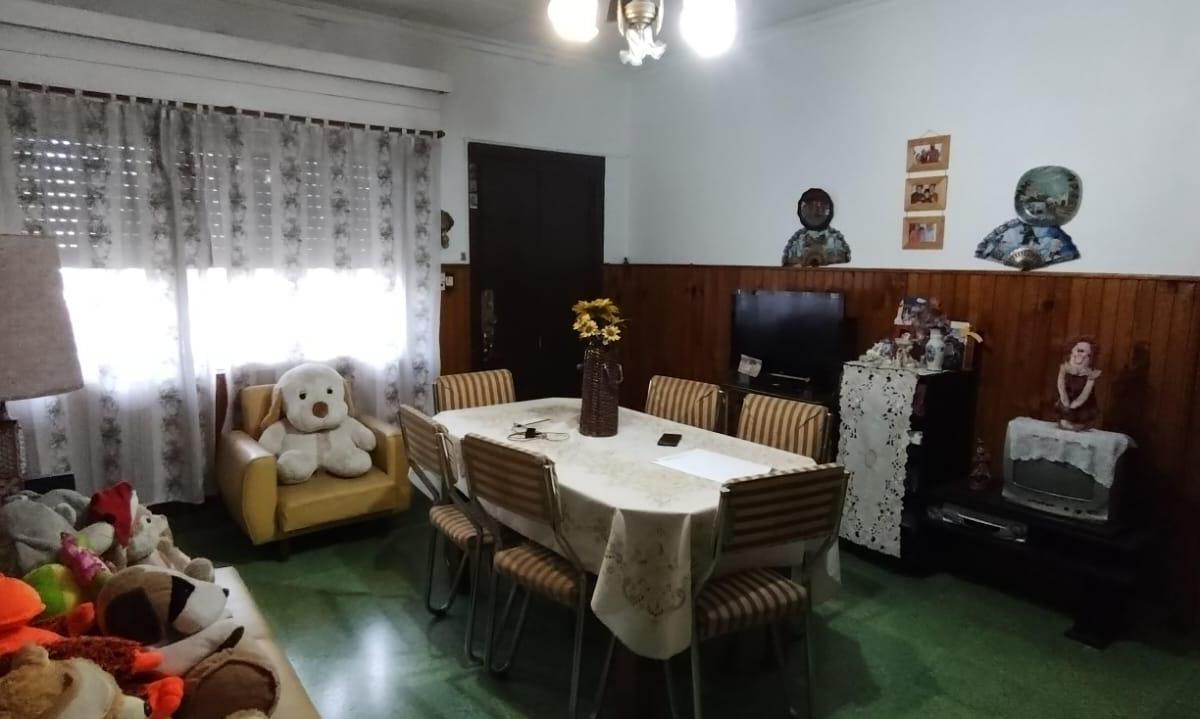 VENTA DE CASA EN TEMPERLEY, A POCAS CUADRAS DE AV ESPORA, CASA Y DEPARTAMENTO