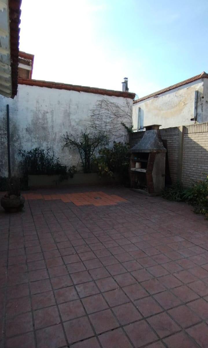 VENTA DE CASA EN BURZACO: CENTRICO.INMEJORABLE UBICACACION, CON ENTRADA DE AUTO