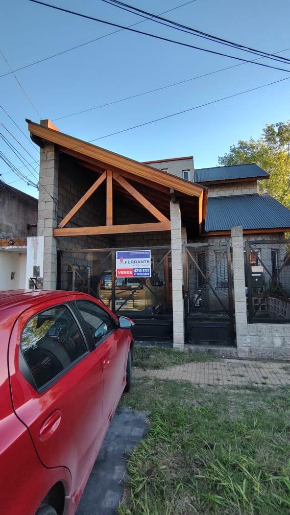 VENTA DE CASA LLAVALLOL.JARDIN,PATIO,BALCON,COCH.CUBIERTA.A CDRAS ESTAC*RETASADA