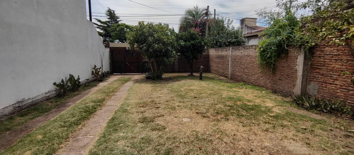 VENTA DE CASA EN BURZACO: CON AMPLIO LOTE, CON SALIDA A 2 CALLES