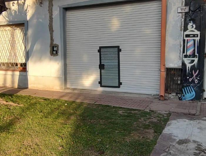 ALQUILER DE LOCAL EN BURZACO. Barrio Corimayo, Sobre calle Araujo 5