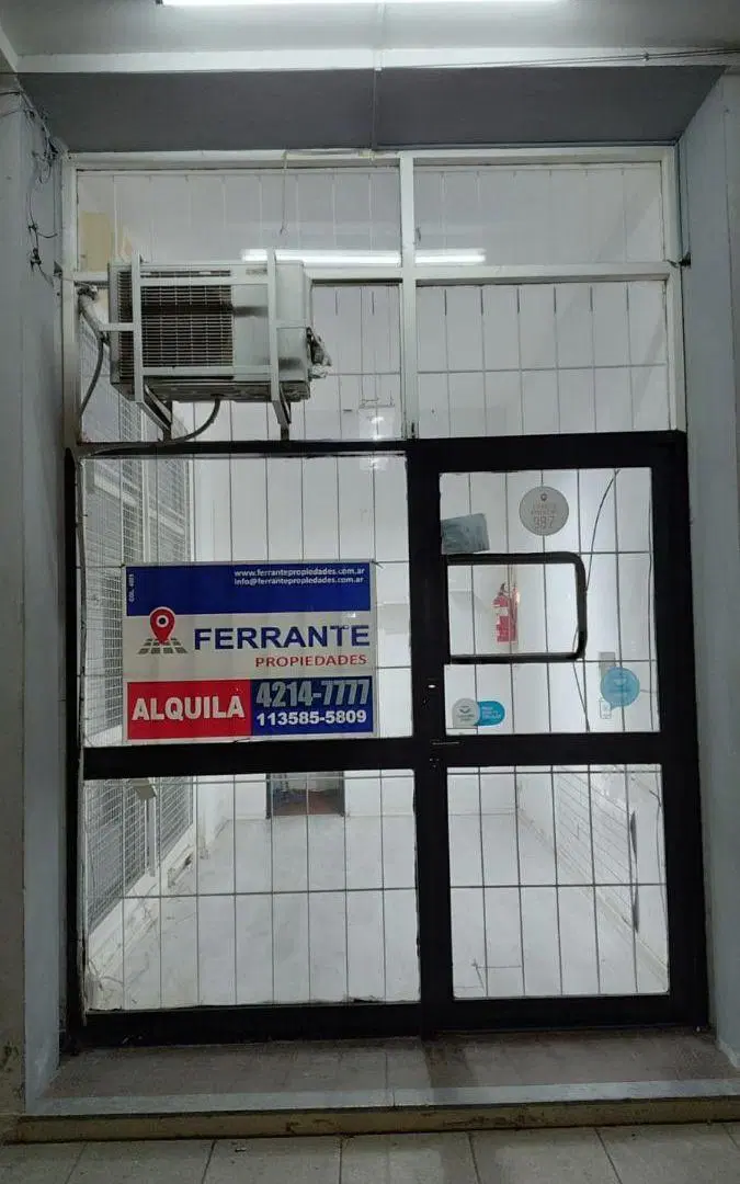 ALQUILER DE LOCAL EN ADROGUE, CON AMPLIA VIDRIERA 2
