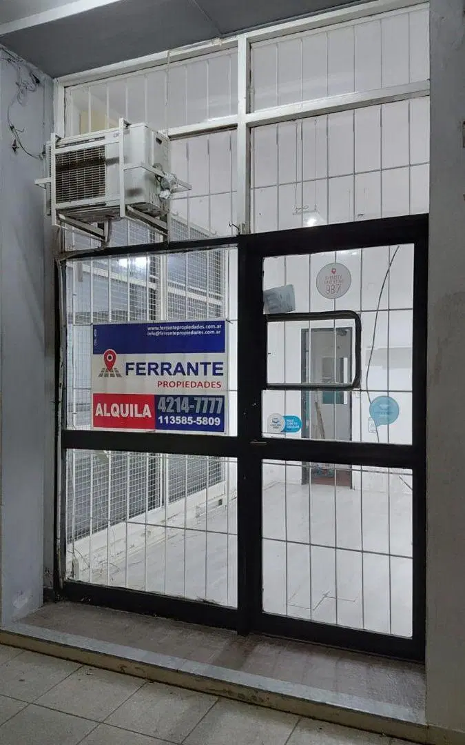 ALQUILER DE LOCAL EN ADROGUE, CON AMPLIA VIDRIERA 1