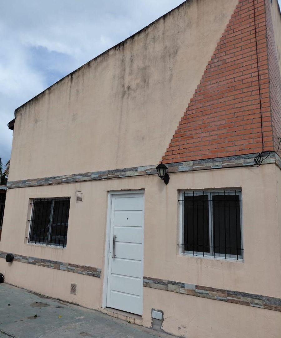 ALQUILER DE DEPARTAMENTO EN ADROGUE: TIPO DUPLEX CON ENTRADA DE AUTO
