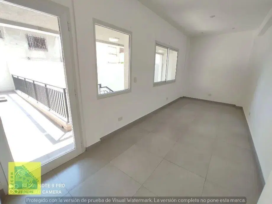 Monoambiente con patio y cochera En Alquiler En San Justo 3