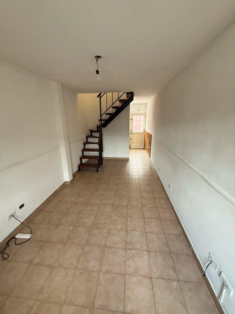 Foto de Duplex de 3 ambientes con patio y entrada de coche., imagen 1
