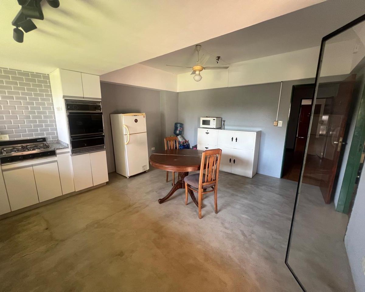 Venta de Casa en Olivos 6 Ambientes con Jardín y Pileta 2