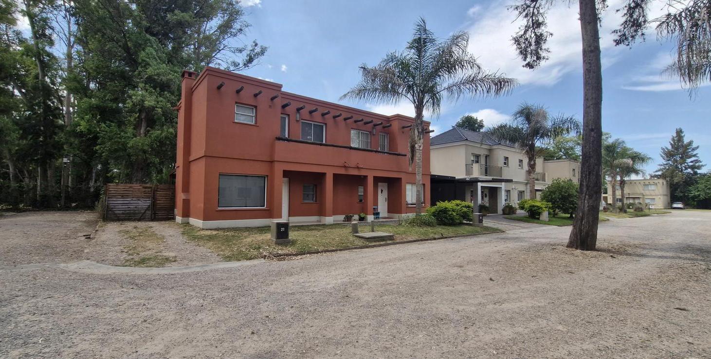 Casa 3 ambientes con parque, garage y galería en Barrio Cerrado - Apto crédito