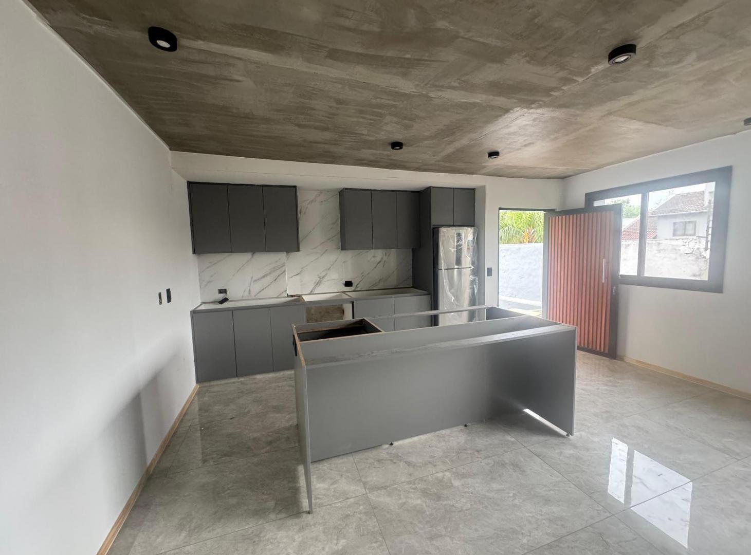 Foto de EN VENTA TRIPLEX 4 AMBIENTES A ESTRENAR CON JARDIN Y COCHERA, VILLA, imagen 1