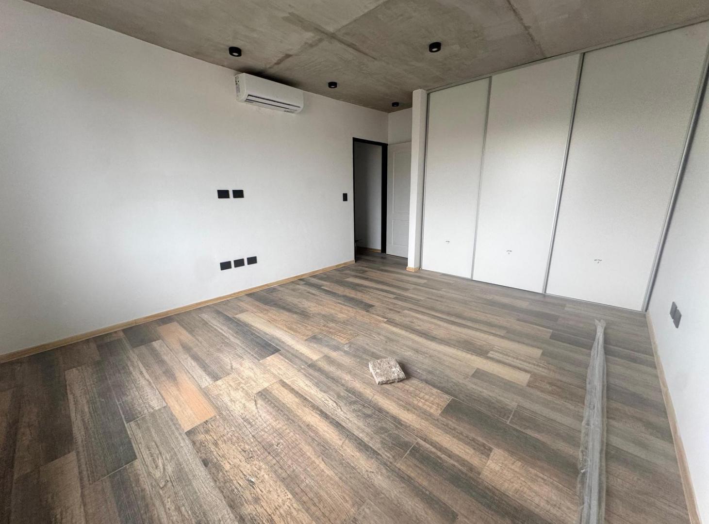 EN VENTA TRIPLEX 4 AMBIENTES A ESTRENAR CON JARDIN Y COCHERA, VILLA BALLESTER