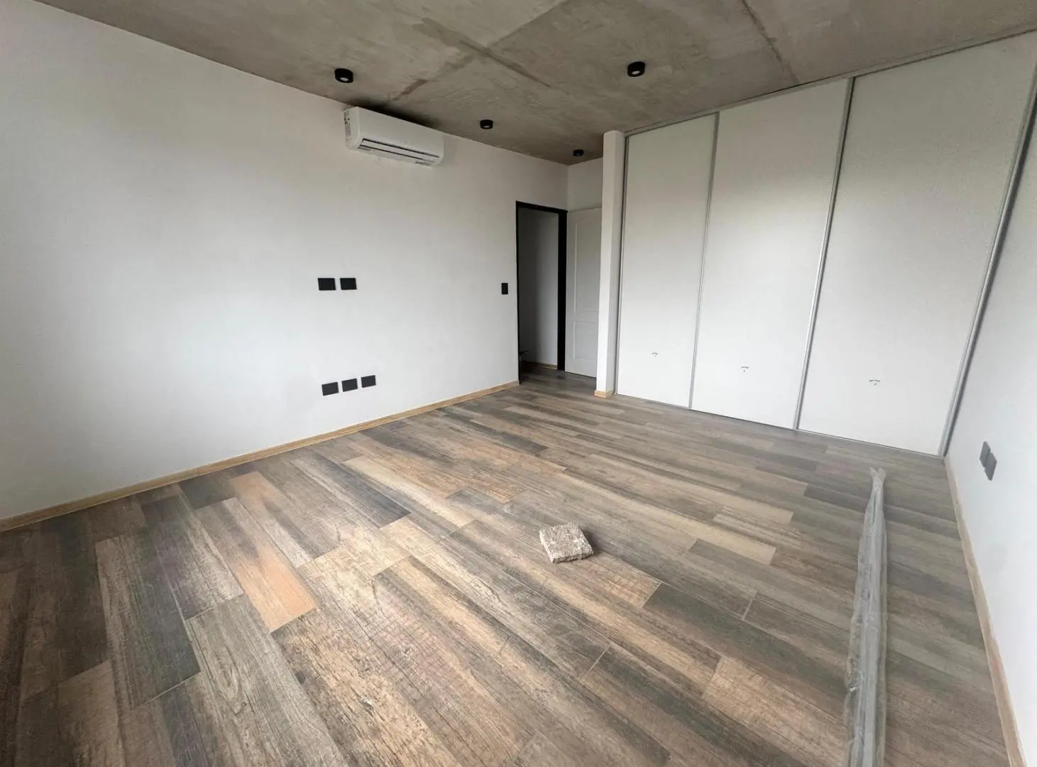 EN VENTA TRIPLEX 4 AMBIENTES A ESTRENAR CON JARDIN Y COCHERA, VILLA BALLESTER 2