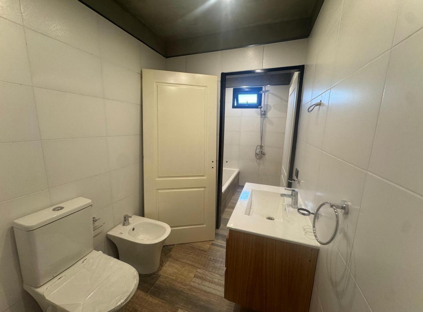 Foto de EN VENTA TRIPLEX 4 AMBIENTES A ESTRENAR CON JARDIN Y COCHERA, VILLA, imagen 5