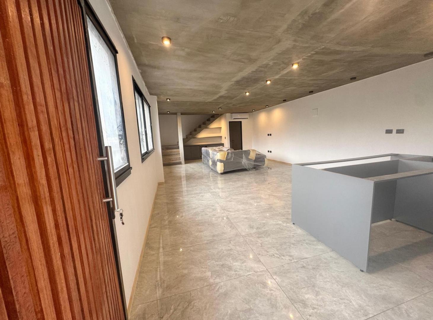 Foto de EN VENTA TRIPLEX 4 AMBIENTES A ESTRENAR CON JARDIN Y COCHERA, VILLA, imagen 4