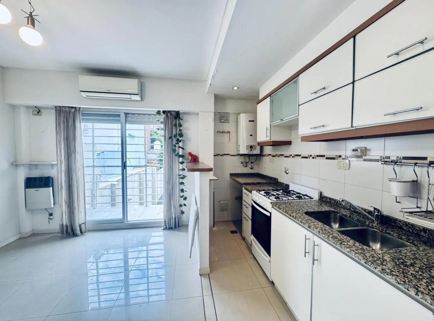 Hermoso Y Amplio Monoambiente Super Funcional con placares / Balcón 3