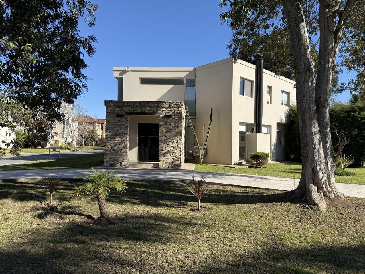 Foto de Casa en ALQUILER en Barrio Privado El Aromo, Loma Verde, imagen 2